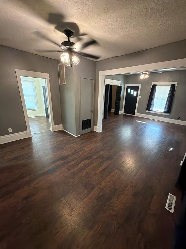 216 N 4th St, Iola, KS 66749