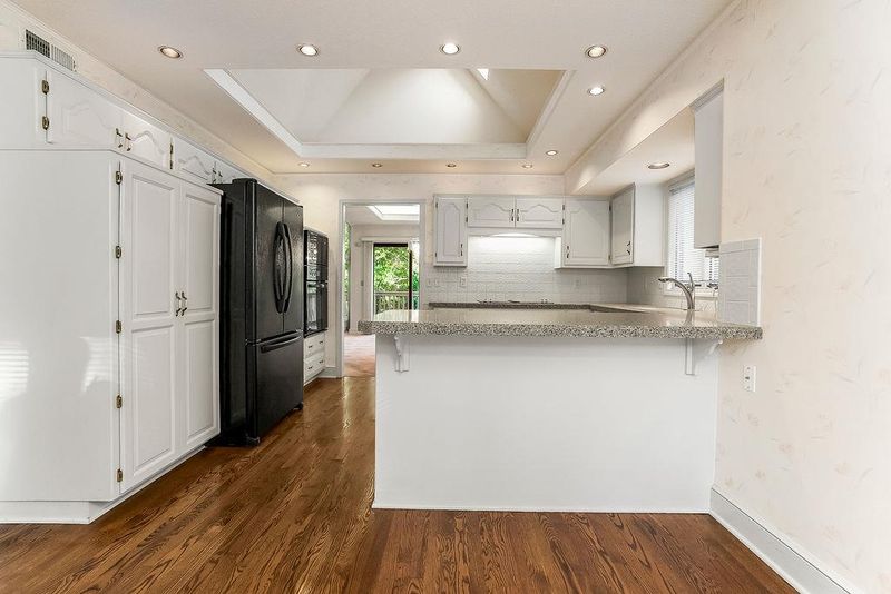 12805 Cedar St, Leawood, KS 66209