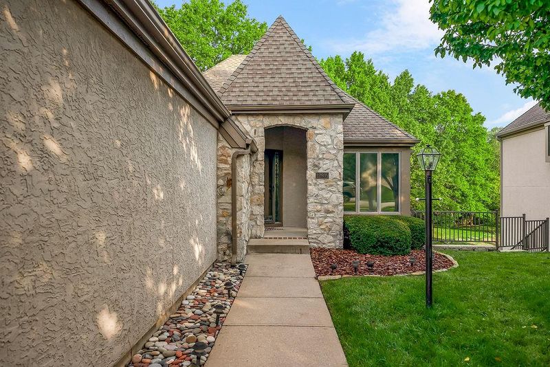 12805 Cedar St, Leawood, KS 66209