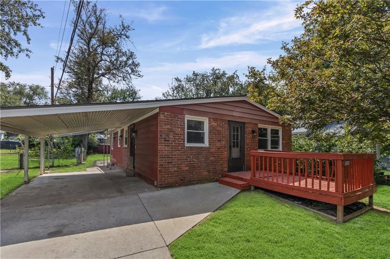10557 E Lake Dr, Independence, MO 64053