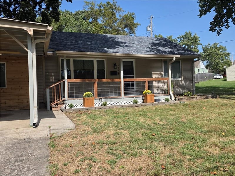 208 SW 5th St, Lee's Summit, MO 64063