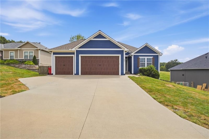 807 SW Mill Creek Ct, Grain Valley, MO 64029