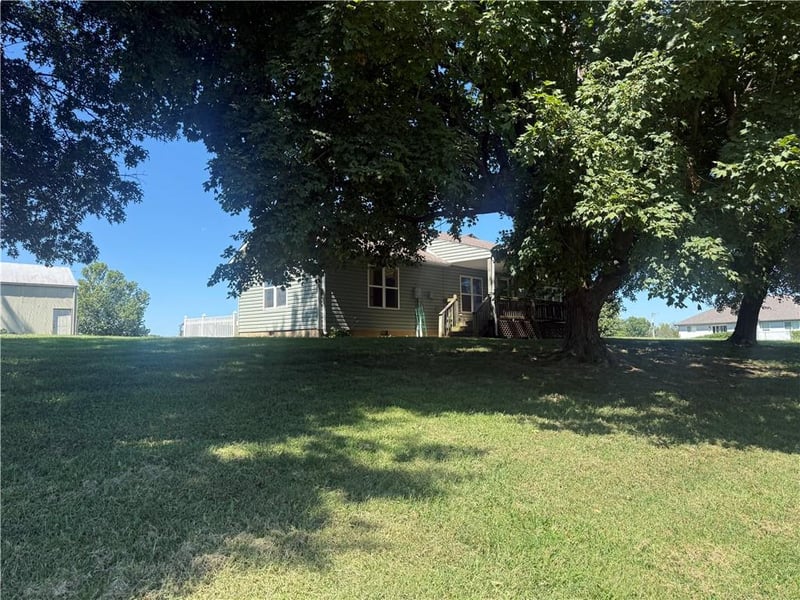 663 Golf Rd, Lexington, MO 64067