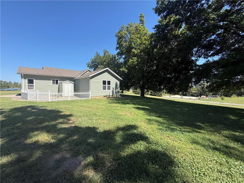 663 Golf Rd, Lexington, MO 64067