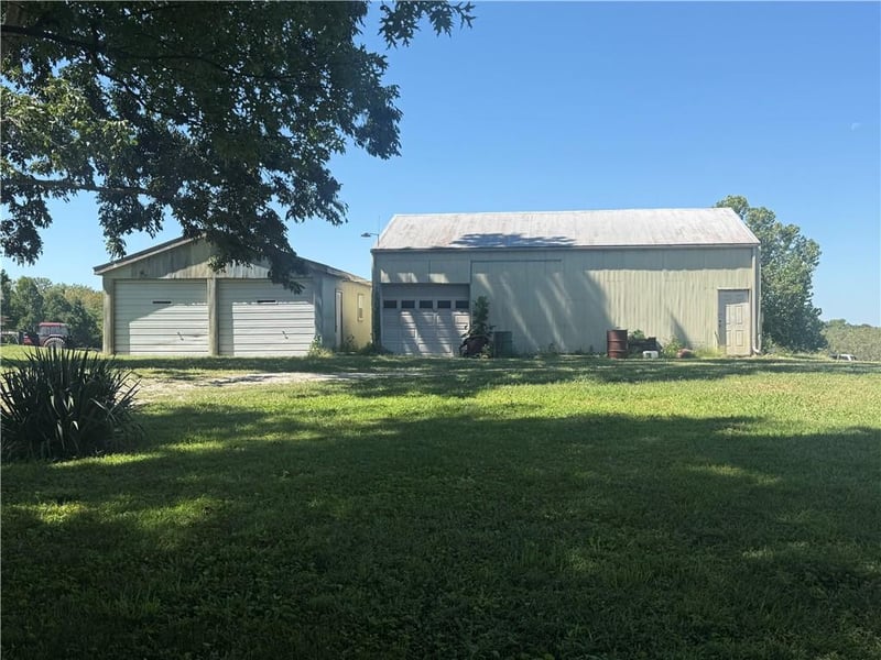 663 Golf Rd, Lexington, MO 64067