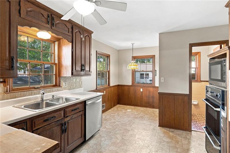 3515 W 49th St, Roeland Park, KS 66205