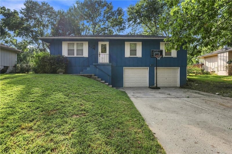 2206 S Park Ave, Oak Grove, MO 64075