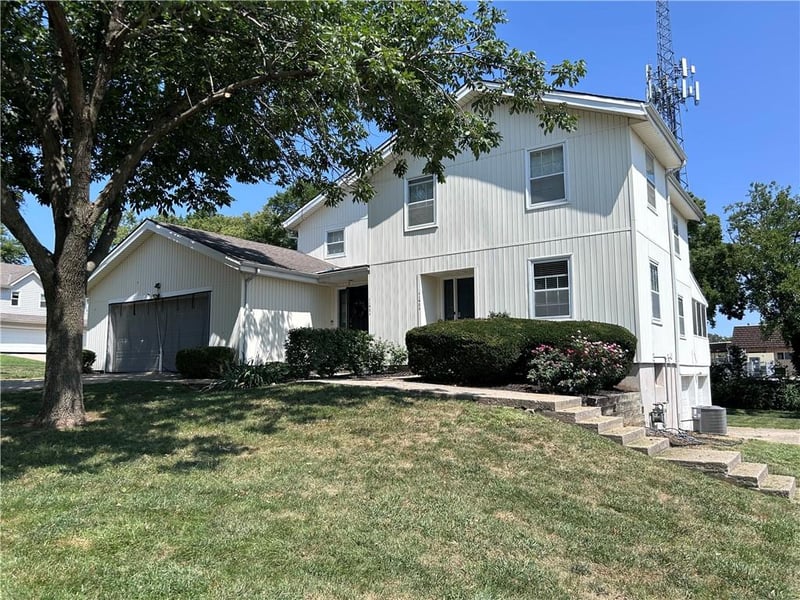 11921 Goodman St, Overland Park, KS 66213