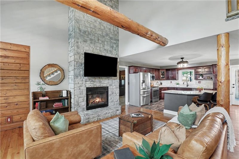 611 N Winnebago Dr, Lake Winnebago, MO 64034