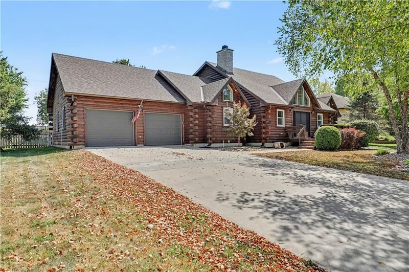 611 N Winnebago Dr, Lake Winnebago, MO 64034