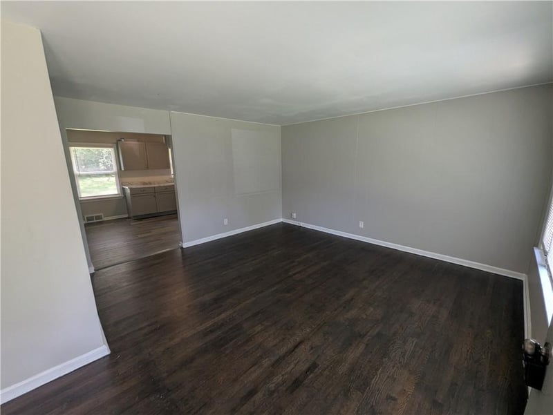 1206 E 134th St, Grandview, MO 64030