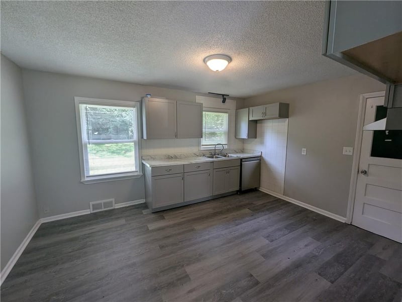 1206 E 134th St, Grandview, MO 64030