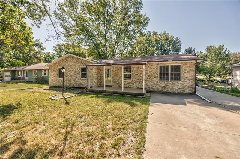 1627 E Glenn Dr, Lawrence, KS 66044