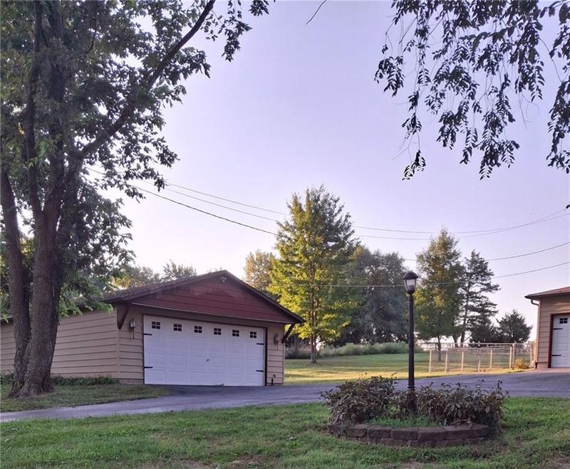 14017 Stillwell St, Bonner Springs, KS 66012