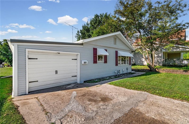 911 W 3rd St, Cameron, MO 64429