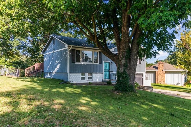 8302 Manning Ave, Raytown, MO 64138