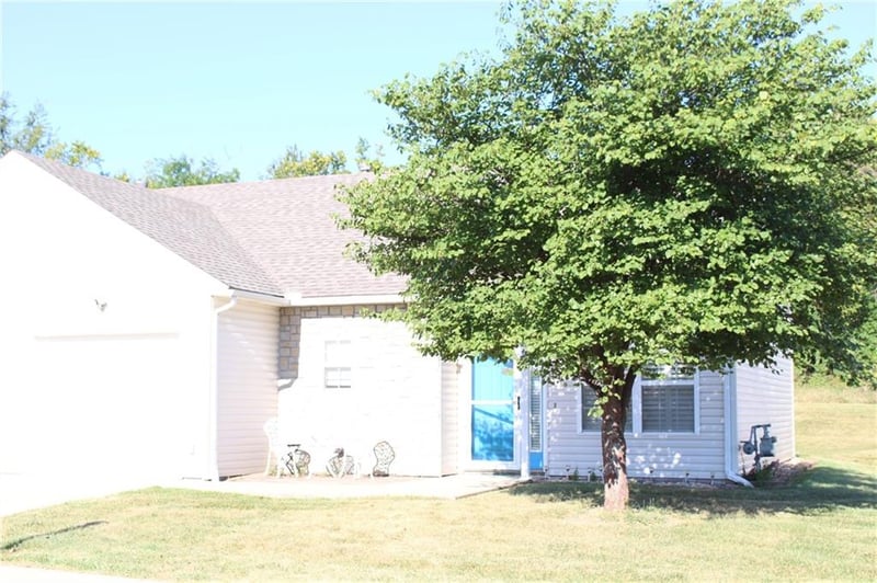 1661 Fall Creek Dr, Tonganoxie, KS 66086