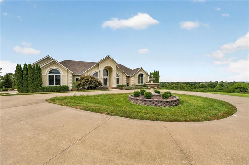 10030 Airfield Ln, Richmond, MO 64085
