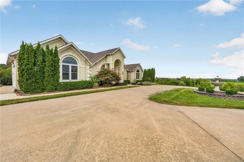 10030 Airfield Ln, Richmond, MO 64085