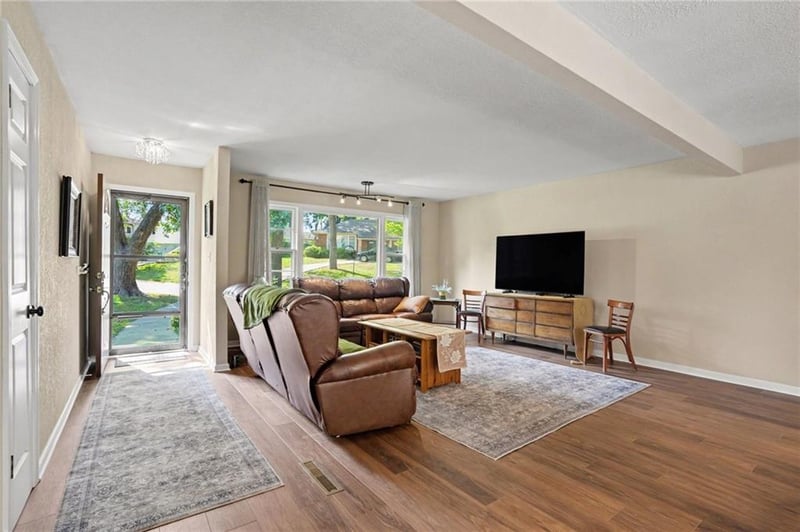 200 W 104th Ter, Kansas City, MO 64114