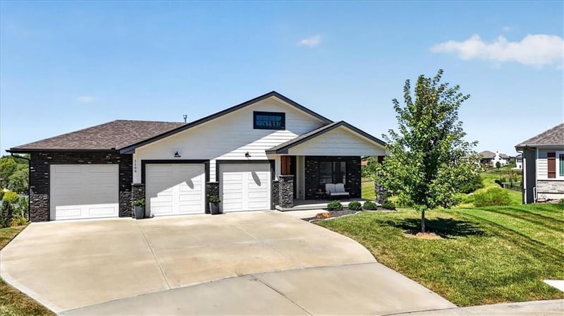 1100 NE Goshen Ct, Lee's Summit, MO 64064