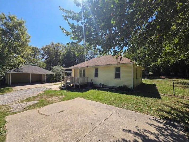 1112 Leslie St, Independence, MO 64050