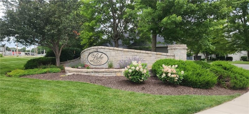 106 Broadmoor Dr, Louisburg, KS 66053