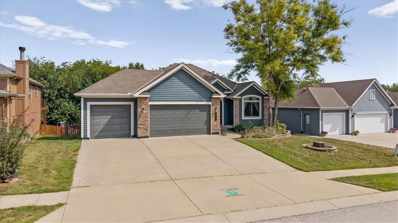 2000 NE 197th Ct, Smithville, MO 64089
