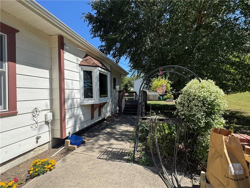 218 N Campbell St, Pleasant Hill, MO 64080