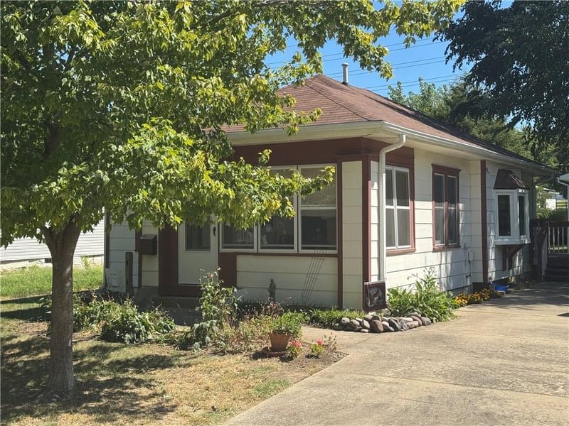 218 N Campbell St, Pleasant Hill, MO 64080