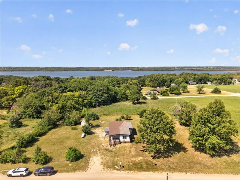 8497 Mockingbird Ln, Ozawkie, KS 66070