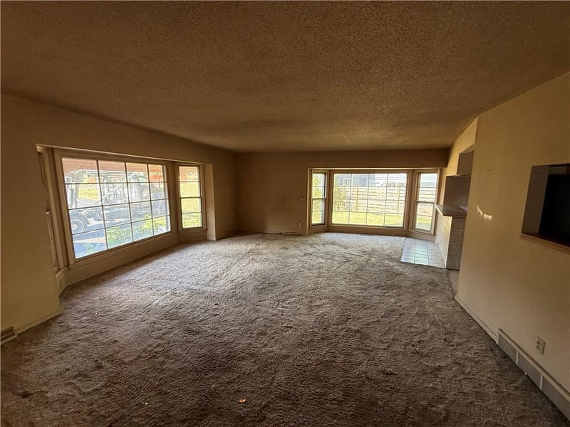 8727 W 104th St, Overland Park, KS 66212