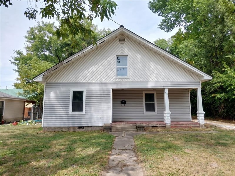 407 E Hickory St, Nevada, MO 64772