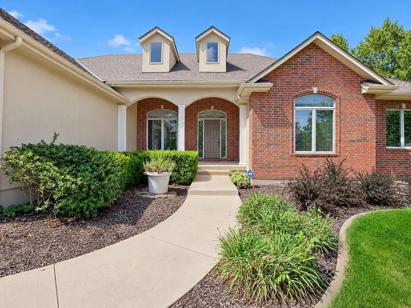 1600 Hedgewood Ln, Lee's Summit, MO 64081
