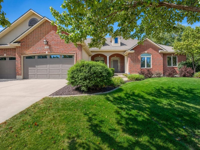 1600 Hedgewood Ln, Lee's Summit, MO 64081