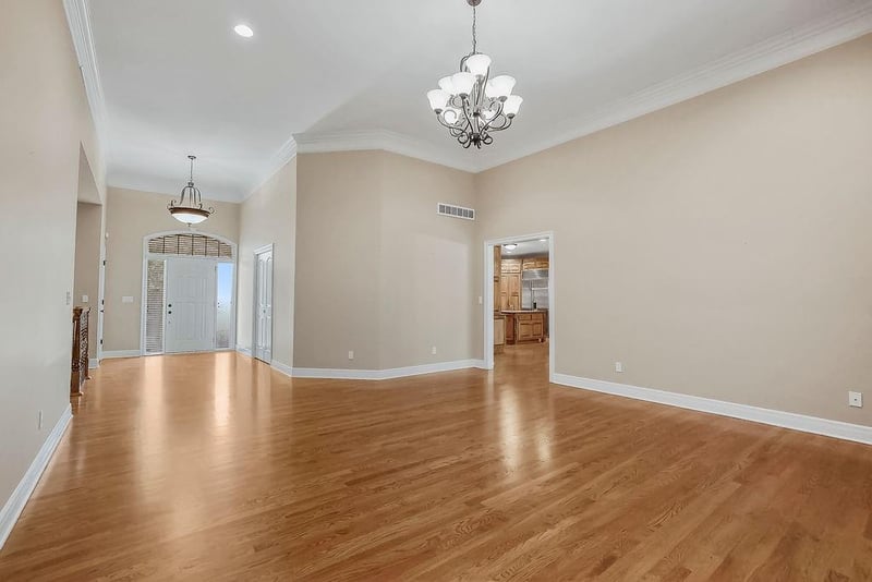 1600 Hedgewood Ln, Lee's Summit, MO 64081
