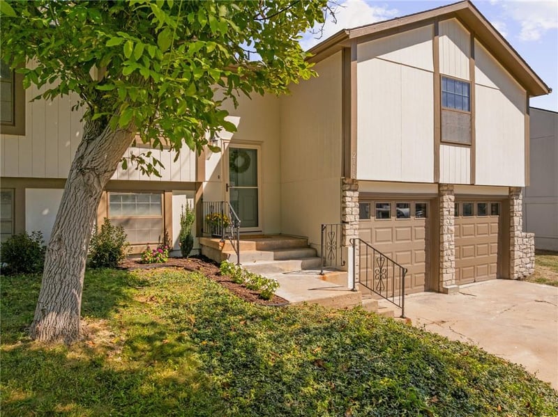 2116 E Mohawk Dr, Olathe, KS 66062