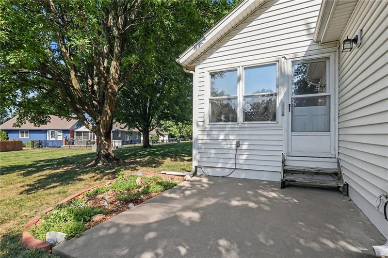 616 SW Hoke Ln, Lee's Summit, MO 64081