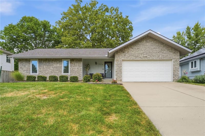 1628 NE Westwind Dr, Lee's Summit, MO 64086