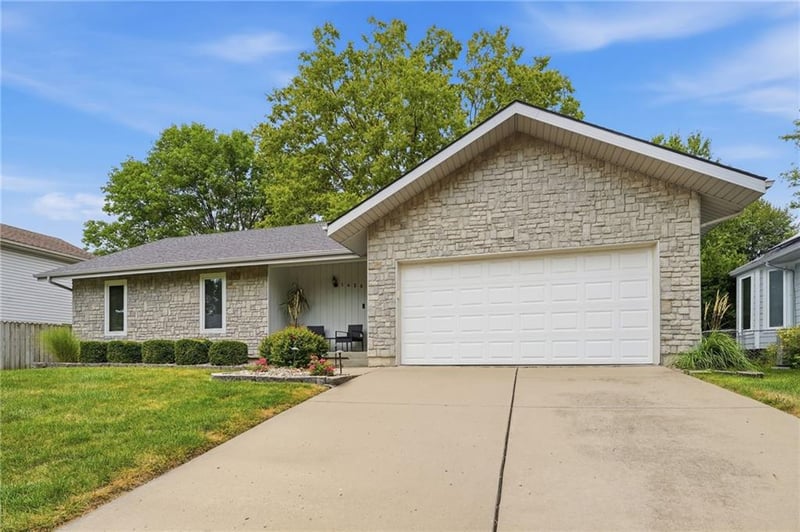 1628 NE Westwind Dr, Lee's Summit, MO 64086
