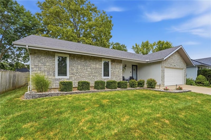 1628 NE Westwind Dr, Lee's Summit, MO 64086