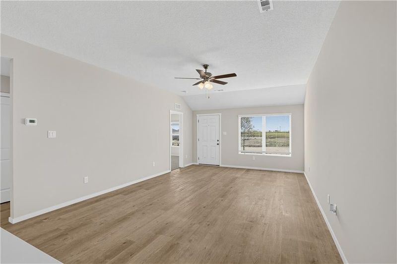 1602 SW 10th Ter, Oak Grove, MO 64075