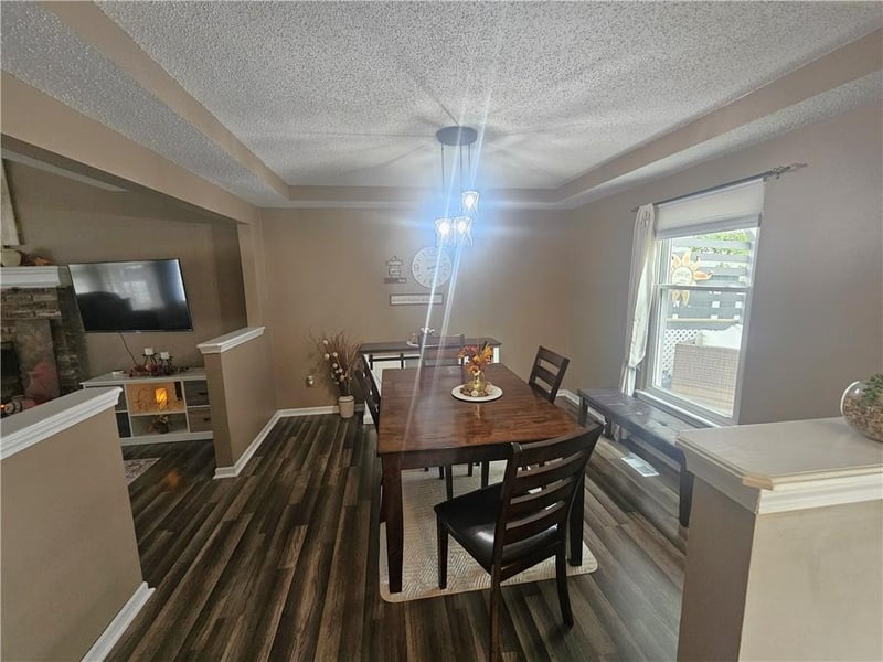 201 W Foxwood Dr, Raymore, MO 64083