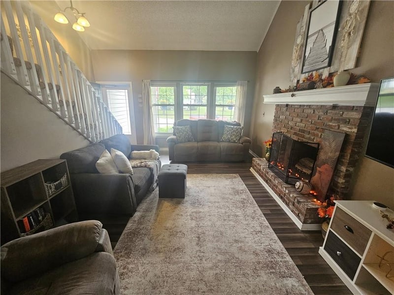 201 W Foxwood Dr, Raymore, MO 64083