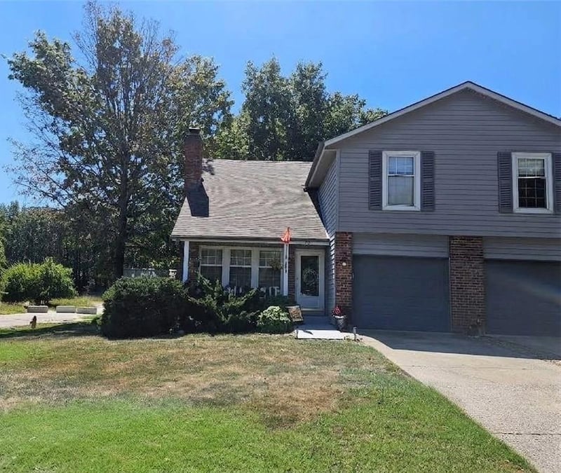 201 W Foxwood Dr, Raymore, MO 64083
