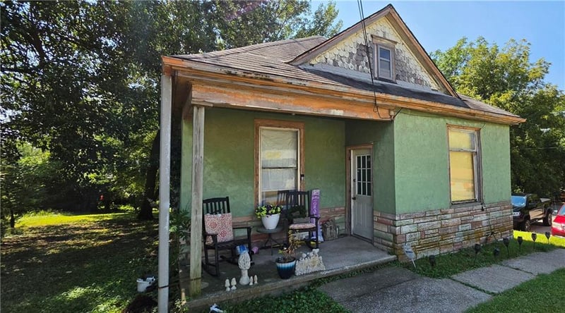 2718 Pear St, St Joseph, MO 64503