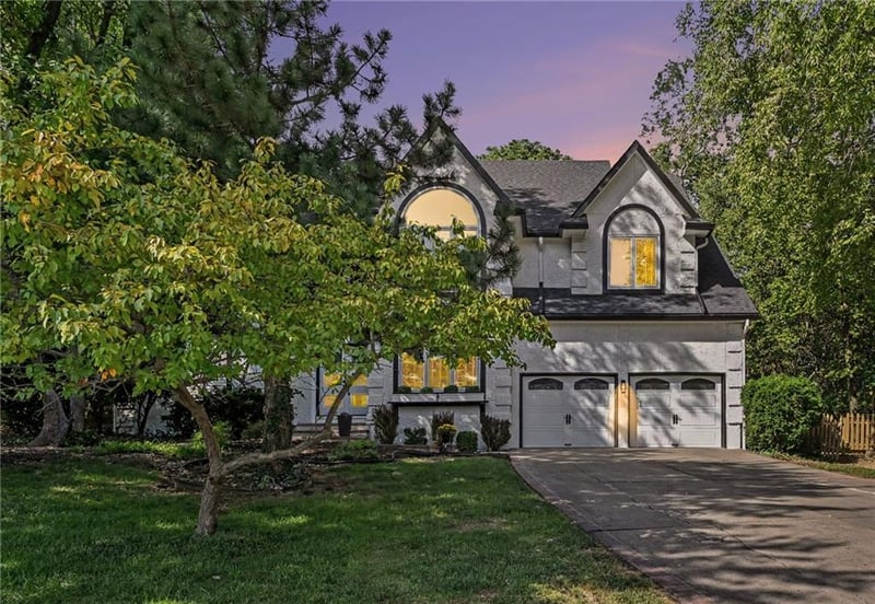 8225 NW Weatherby Dr, Weatherby Lake, MO 64152