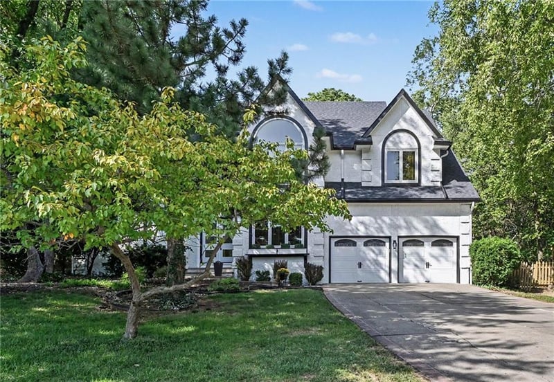 8225 NW Weatherby Dr, Weatherby Lake, MO 64152