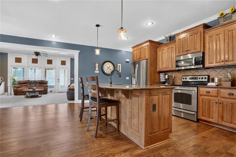 6101 Lakecrest Dr, Shawnee, KS 66218