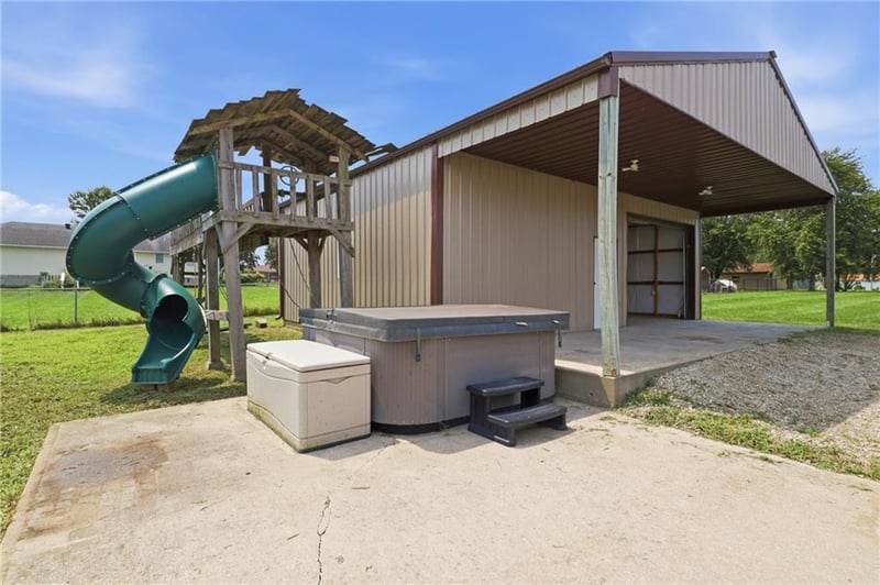 612 E 4th St, Stover, MO 65078